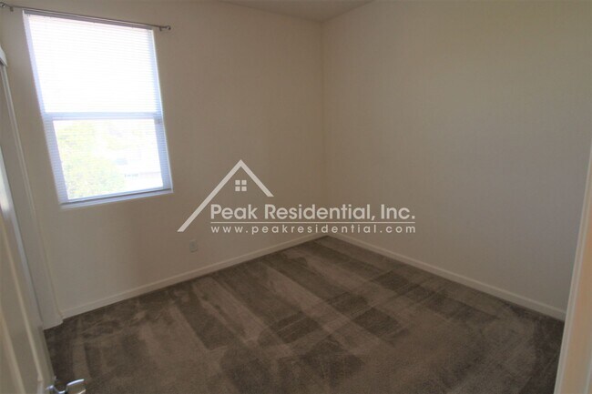 Building Photo - Newer South Sacramento Area 3bd/2.5ba Home