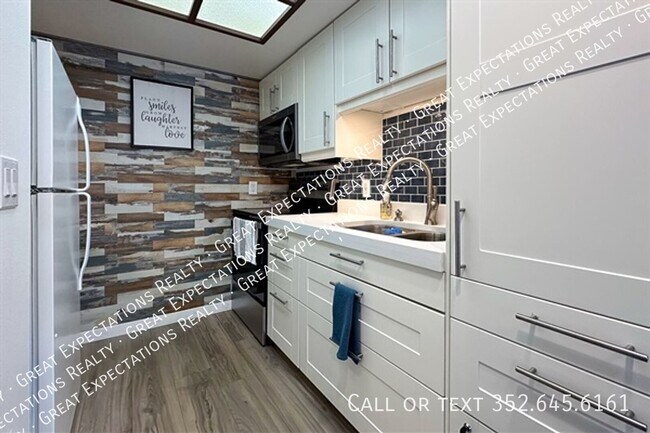 Building Photo - 20800 River Dr