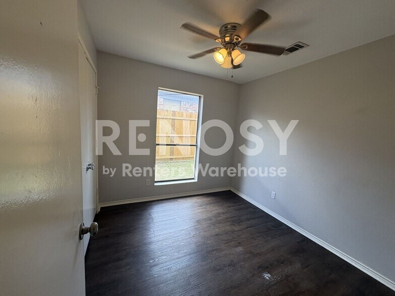 Building Photo - 10258 Maverick Dr