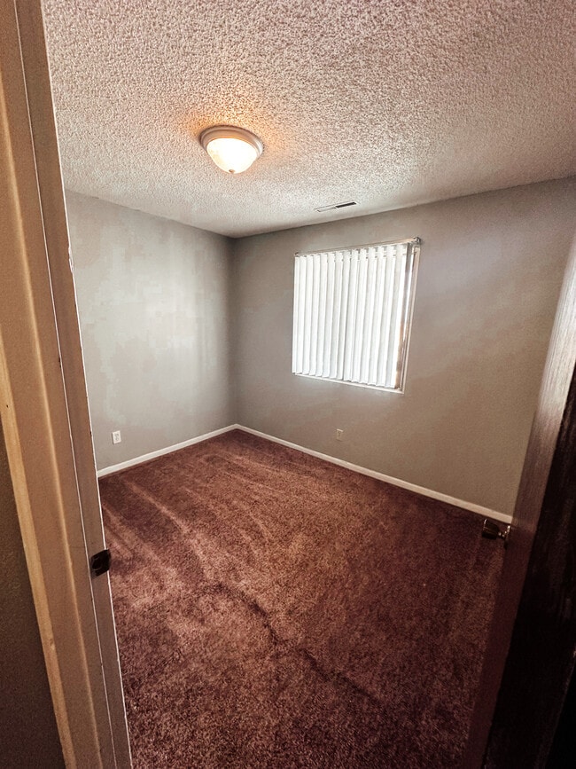 Building Photo - 1627 W Maple St