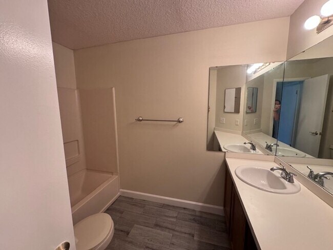 Building Photo - Second floor, 2/2 unit with wooded view near UCF