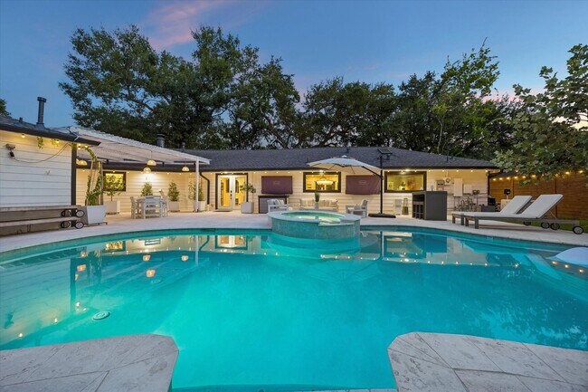Building Photo - 8518 Westview Dr