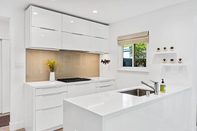 Building Photo - Stylish Condo in Desirable Alta Heights Neighborhood