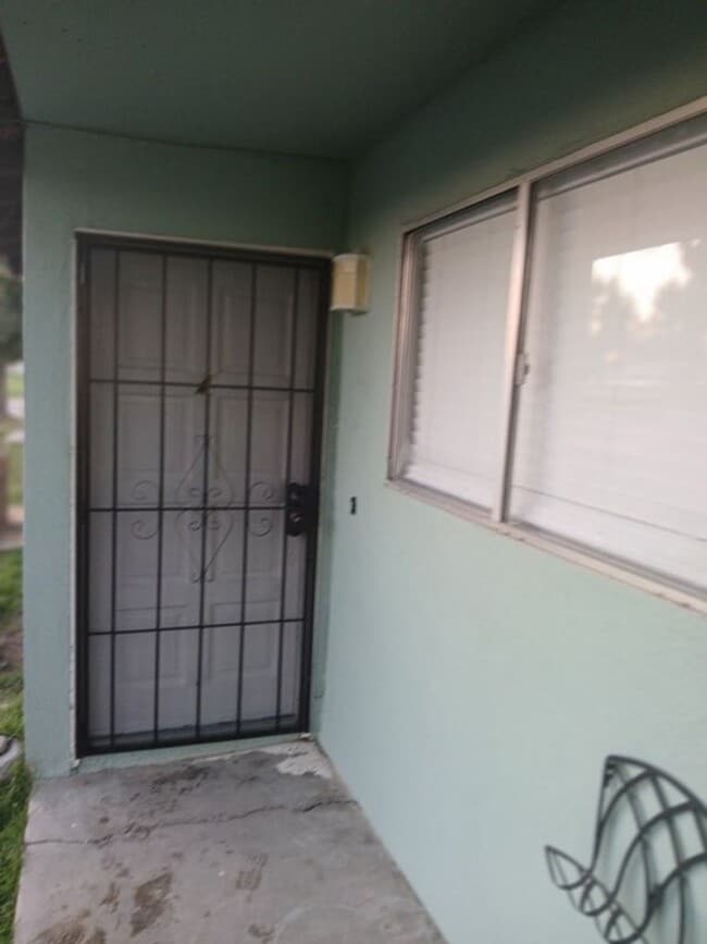 Building Photo - 2 Bed 1 bath