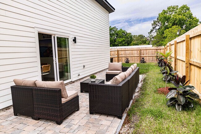 Building Photo - Spacious 3BR/3BA home in a quiet neighborh...