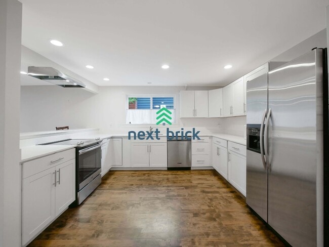 Building Photo - Beautiful 5-Bed Single-Family Home in Prime Kirkland Location!