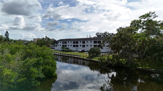 Building Photo - 2124 N Tamiami Trl