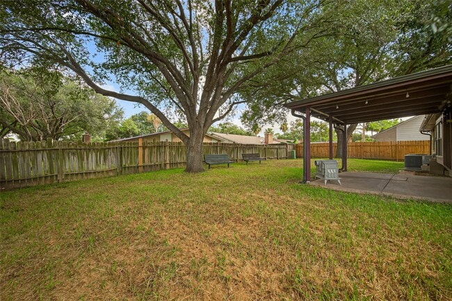 Building Photo - 15638 Empanada Dr