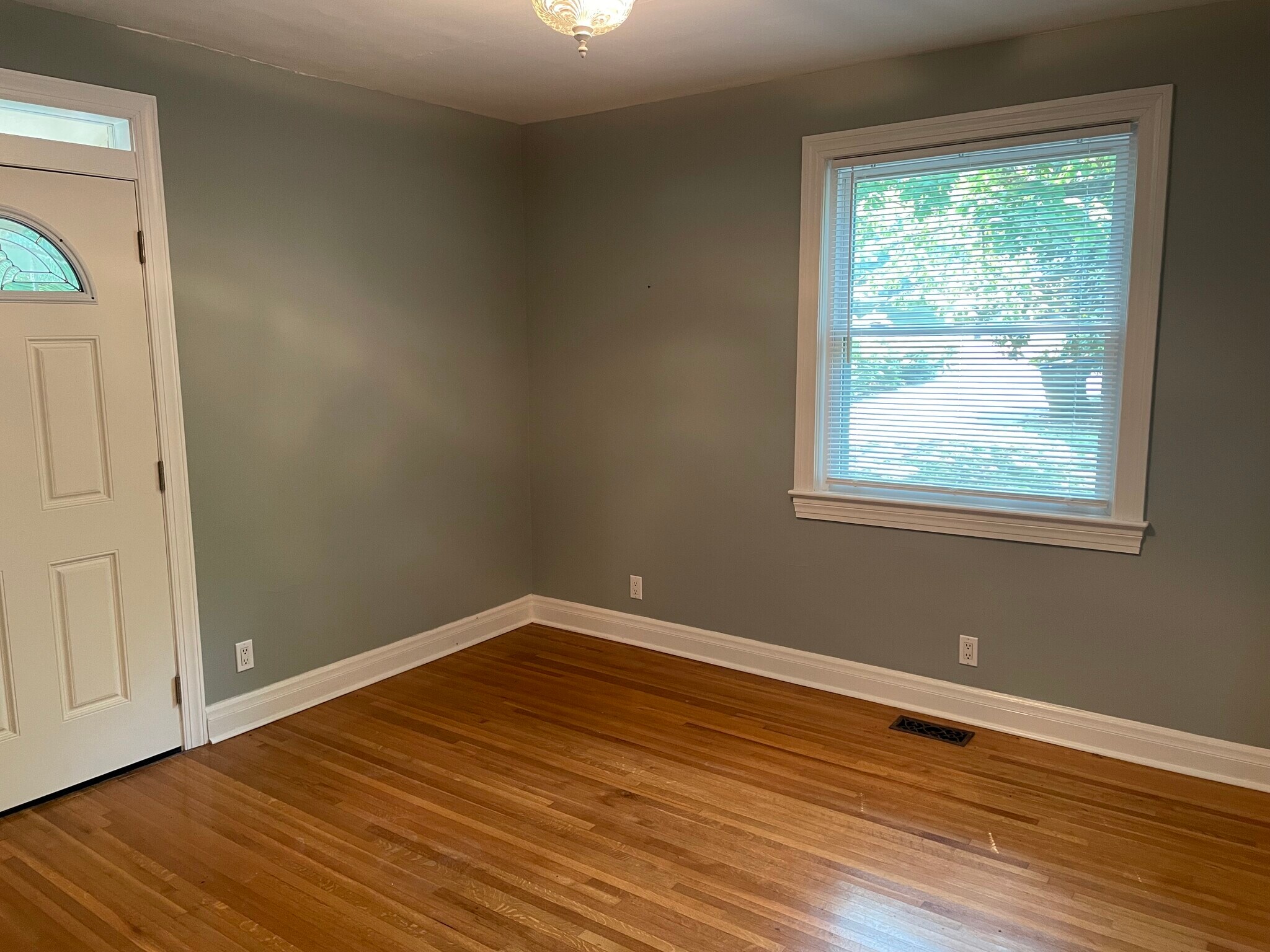 Living room - 323 Bowwood Dr