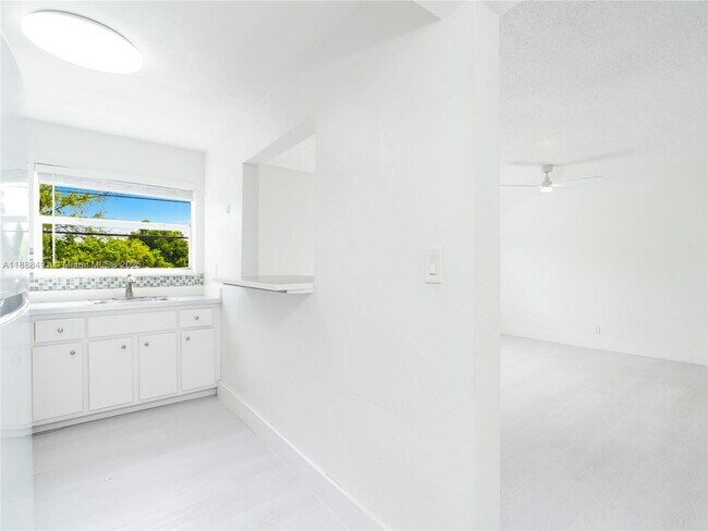 Building Photo - 2025 Miami Rd