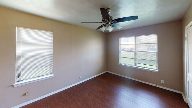 Building Photo - 3 Bedroom/1 Bath - Home Walking Distance to UNT Campus