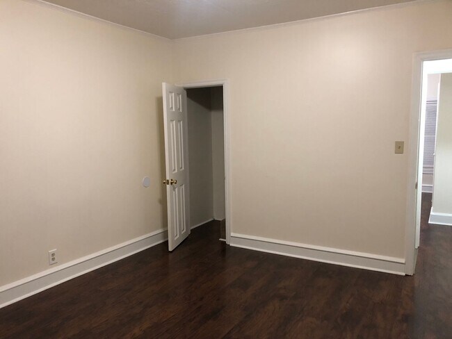 Building Photo - Fantastic 2+ Bedroom w/ 1 1/2 Bath Home! Recently Renovated! Hardwood Floors! Central Air! W/D Ho...