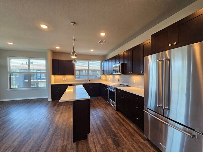 Building Photo - Gorgeous and Bright 2 Bed 2 Bath Large 3rd...