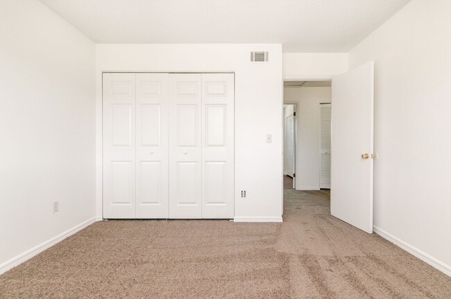 Building Photo - Lovely 2BR/1.5BA Townhome for rent Near La...