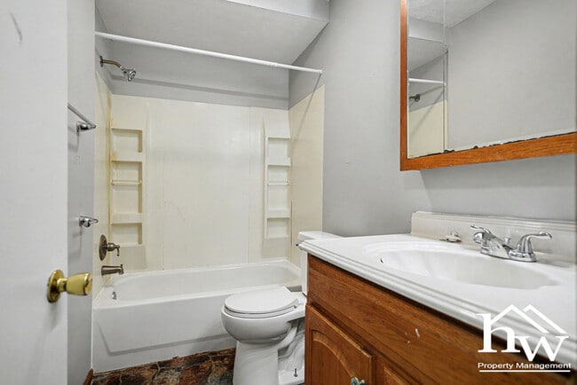 Building Photo - Three bedroom in Mishawaka