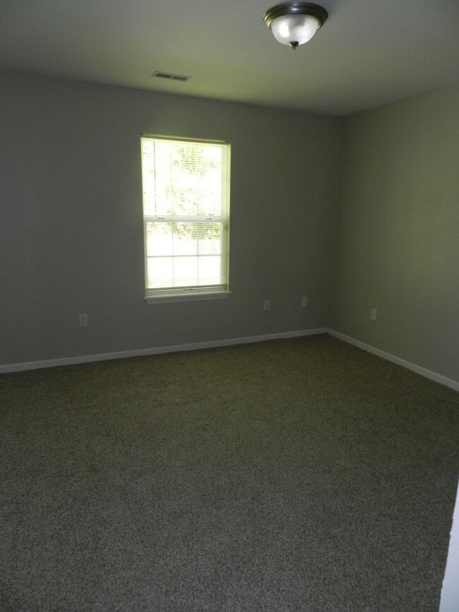 Building Photo - Avaliable April 14th