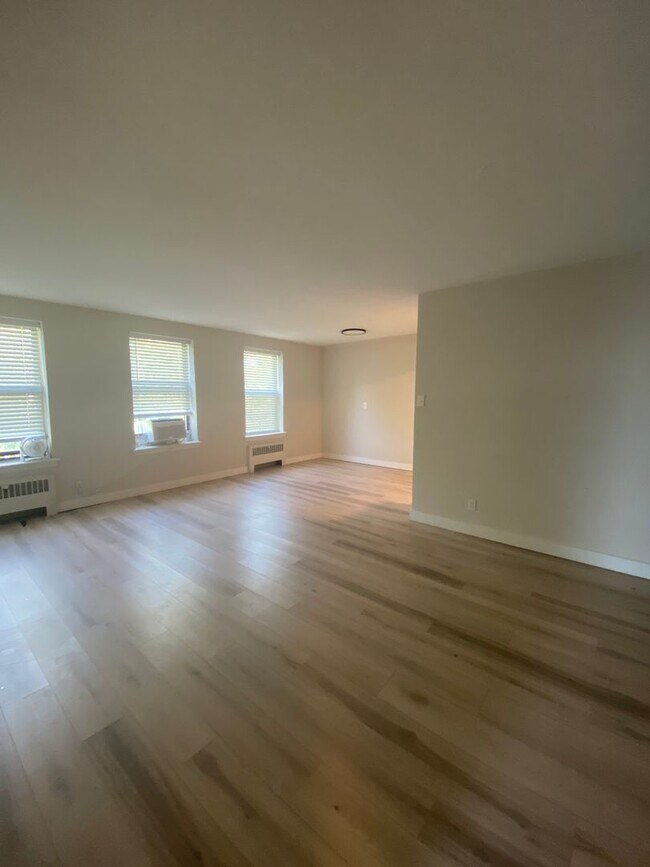 Building Photo - Beautiful 3Bed/1Bath in the Grove