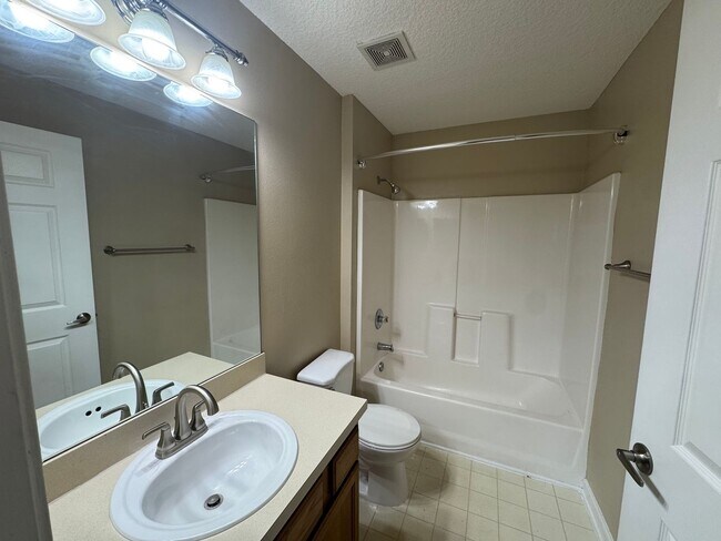 Building Photo - Nature's Hideaway 3BR Condo Available for Now!