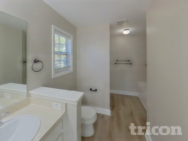 Building Photo - 1916 Roxey Ln