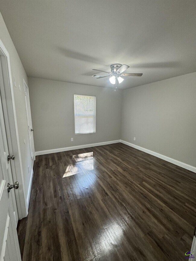 Building Photo - 301 Doyle St