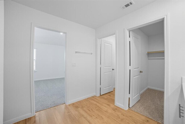 Building Photo - 445 Mustang Dr