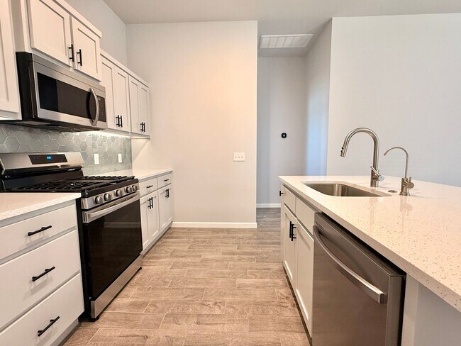 Building Photo - **Gorgeous Newer Build! 3 Bed 2 Bath**