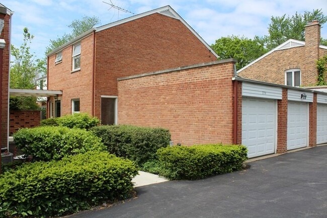 Building Photo - 774 Green Bay Rd