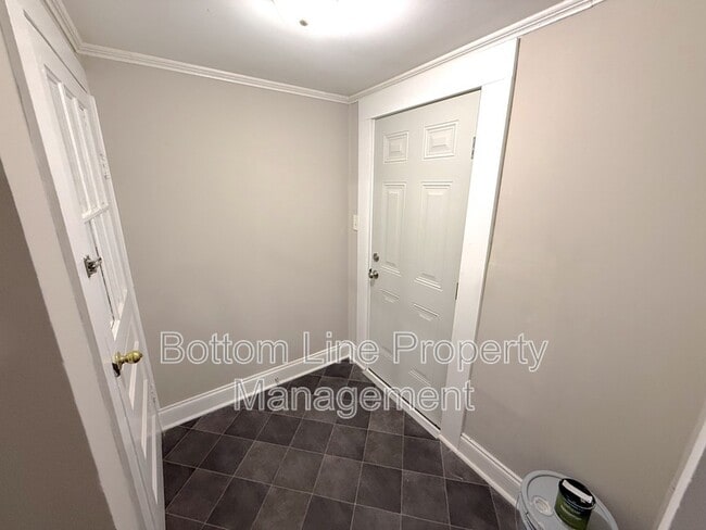 Building Photo - 1429 W Horah St