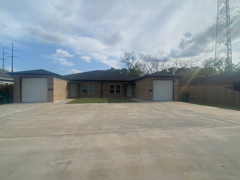 Parking area - 2925 Pecos St