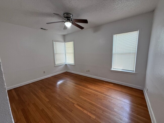 Building Photo - Charming 3BR Home w/ Hardwood Floors, Large Kitchen & Private Fenced Yard