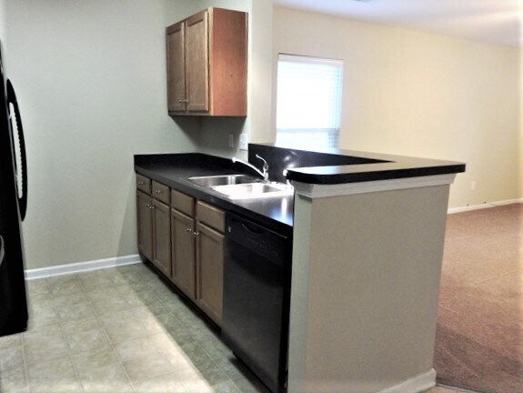 Building Photo - 8740 Red Oak Dr