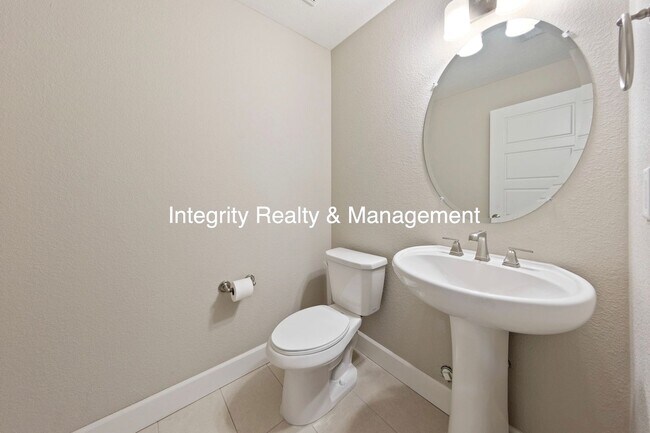 Building Photo - 3 Bed/2.5 Bath Townhome, 1999 sq ft, 2160 Meadows Blvd Unit A