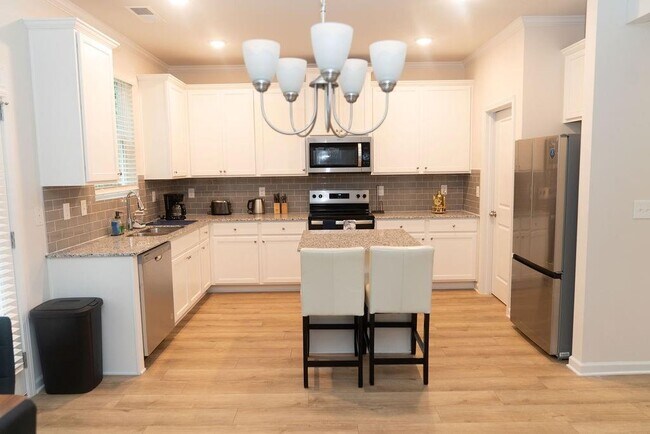 Building Photo - 585 River Gdns Dr