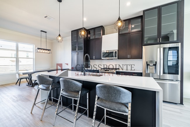 Building Photo - Luxury 3 bedroom, 3.5 Bath, 2 Car Garage Townhome- Fully Furnished!