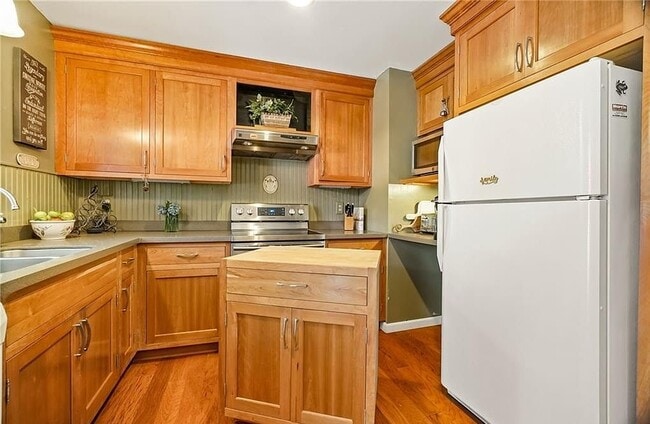 Building Photo - 3 Mary Dr