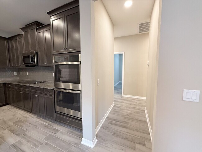 Building Photo - "Charming 3-Bed Oasis with 2 Full Baths in...