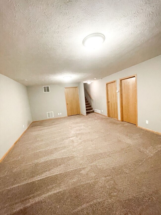 Building Photo - 3 Bedroom & 3 Bathroom Townhouse for Rent!