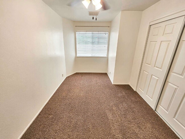 Building Photo - 528 Heatherglen Dr