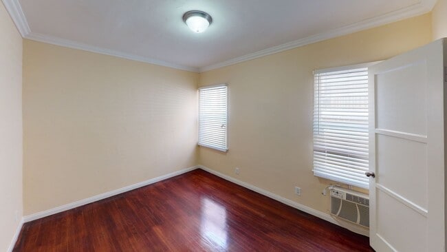 Building Photo - Adams Apartments...Newly Remodeled 1 Bedroom Apartment...Great Location!