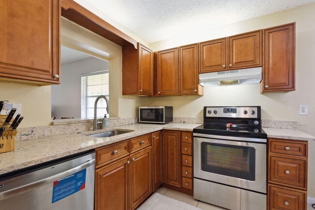 Building Photo - 2825 SW 22nd Ave