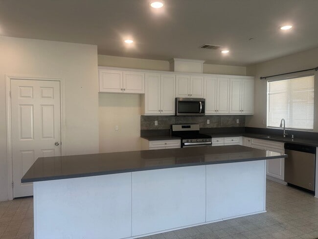 Building Photo - 4 Bed/2Bath, Solar Single-Story Home in Hi...