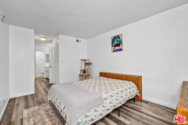 Building Photo - 18620 Hatteras St