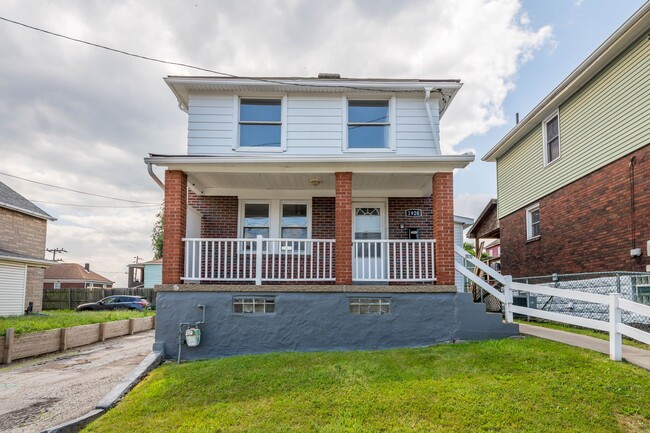 Building Photo - Stunning 2 bedroom home in North Braddock ...
