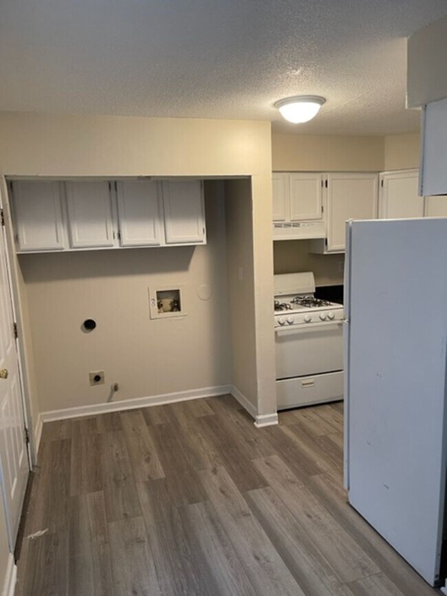 Building Photo - Two Bedroom Duplex