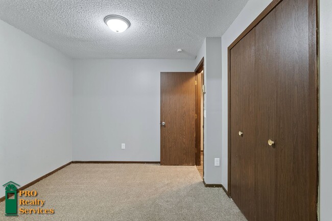 Building Photo - Spacious 4 Bedroom Home **Half Off October...