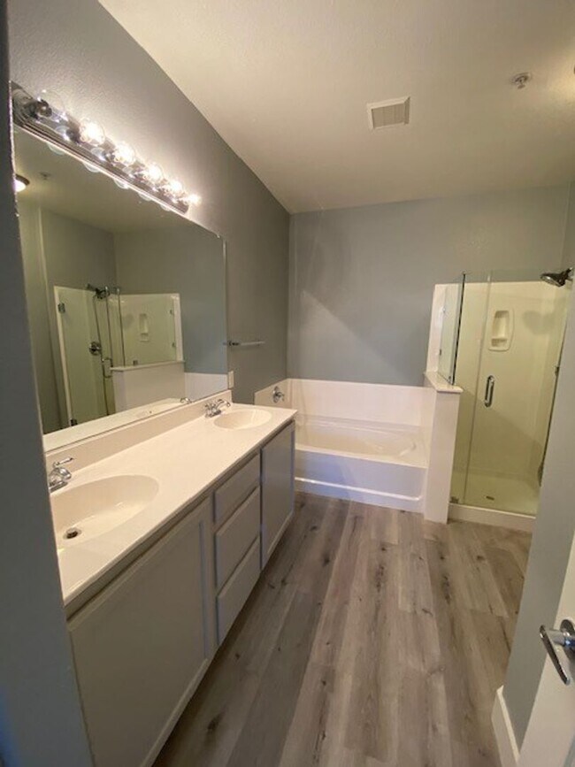 Building Photo - Gorgeous 3 level townhouse with a garage