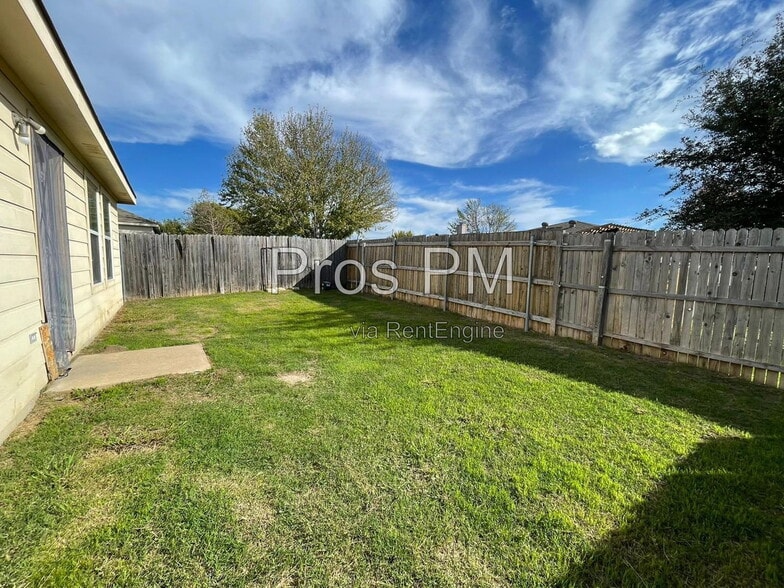 Building Photo - 5013 Waterford Dr
