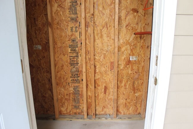 Building Photo - Four Bedroom Town Home with Two Car Garage in University Park-Renovated!