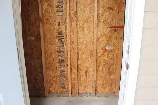 Building Photo - Four Bedroom Town Home with Two Car Garage in University Park-Renovated! Half Off First Month For...