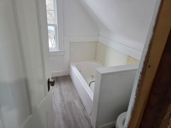 Building Photo - 184 Hope Ave